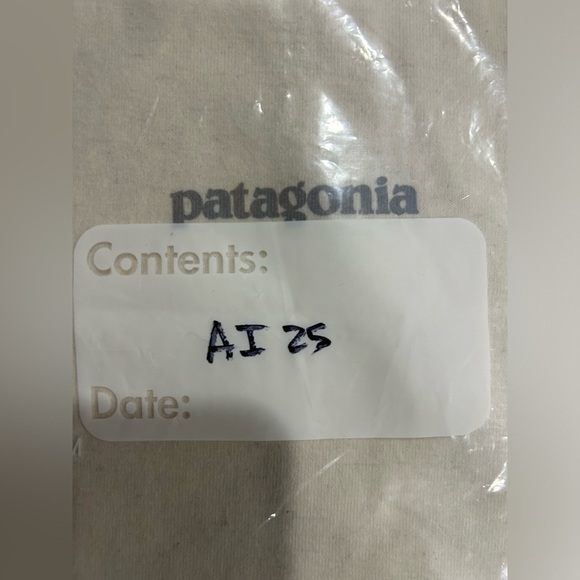 Patagonia Men's Medium Fitz Roy Icon Responsibili-Tee T-Shirt Birch White NWT - Picture 7 of 7